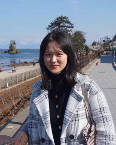 女人在微笑中度可信度描述已自动生成